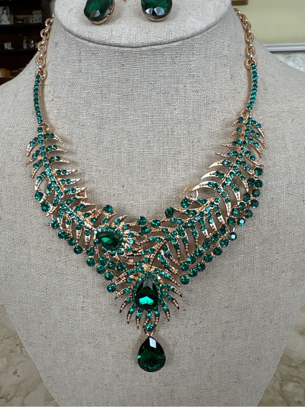 NWOT Bollywood Emerald Green Gold Tone Statement Necklace & Earrings Set - Picture 4 of 12
